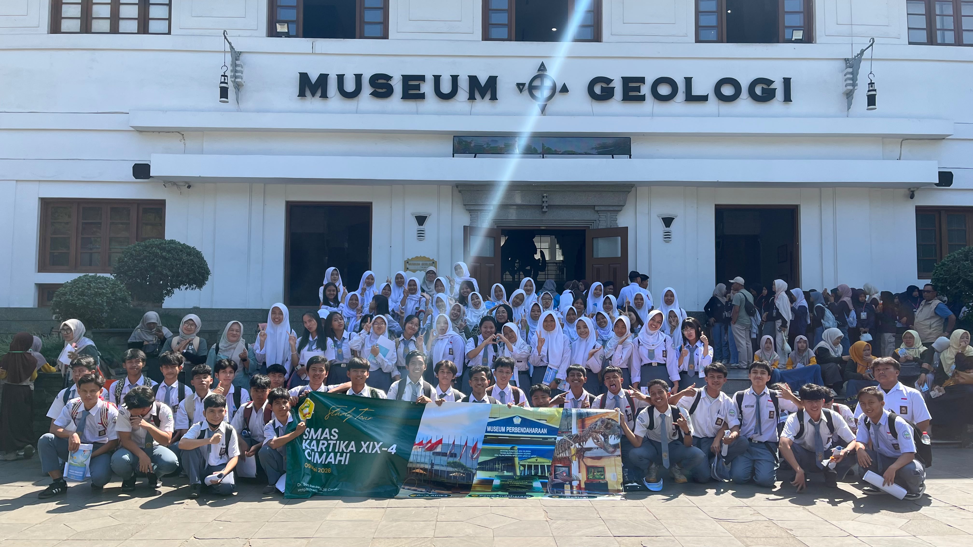 Outing Class SMA Kartika XIX-4 Cimahi: Belajar Sejarah dan Geologi Secara Langsung di Kota Bandung