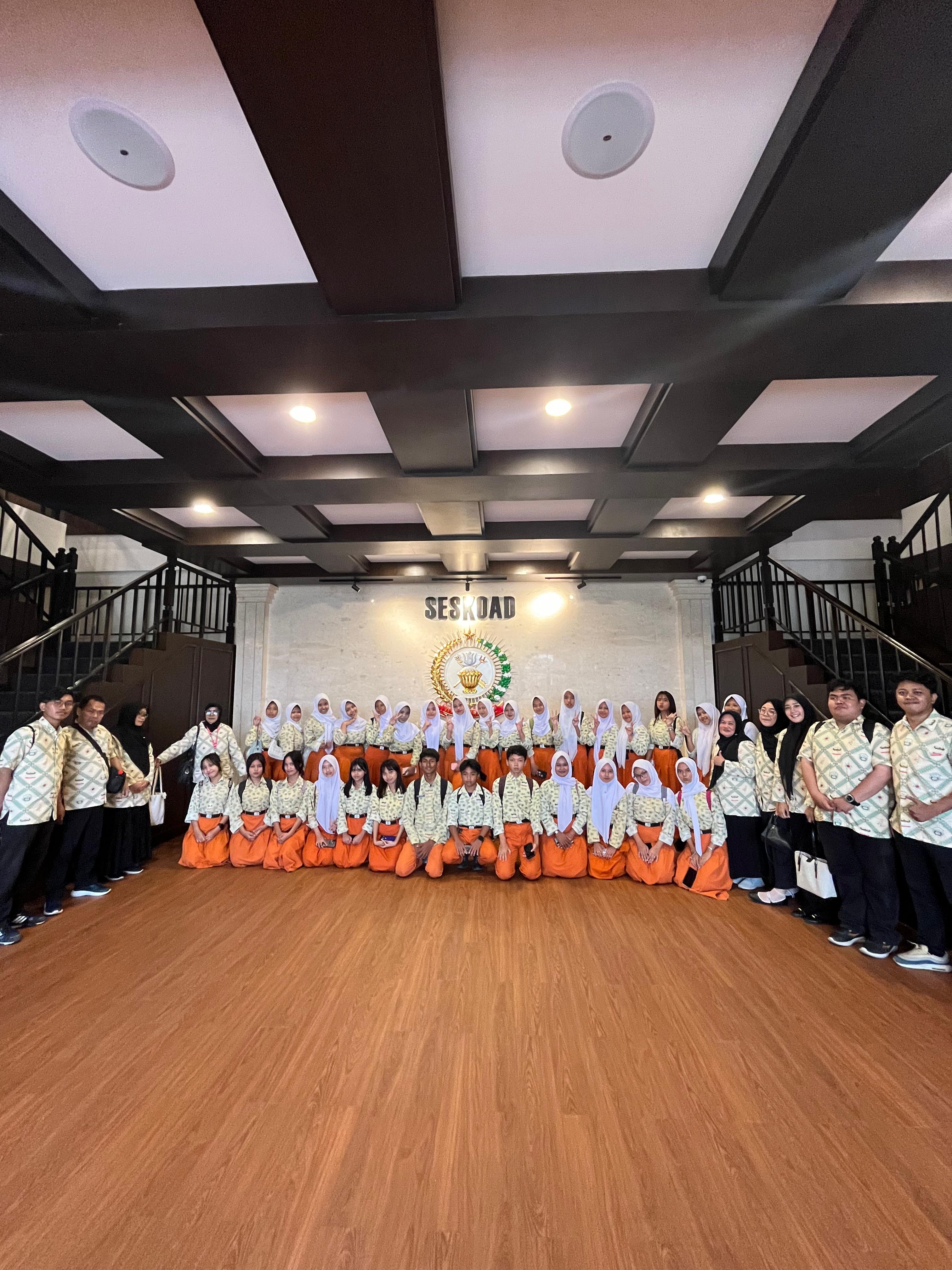 Siswa SMA Kartika XIX-4 Cimahi Kunjungi Museum Seskoad untuk Menambah Wawasan Sejarah dan Kebangsaan